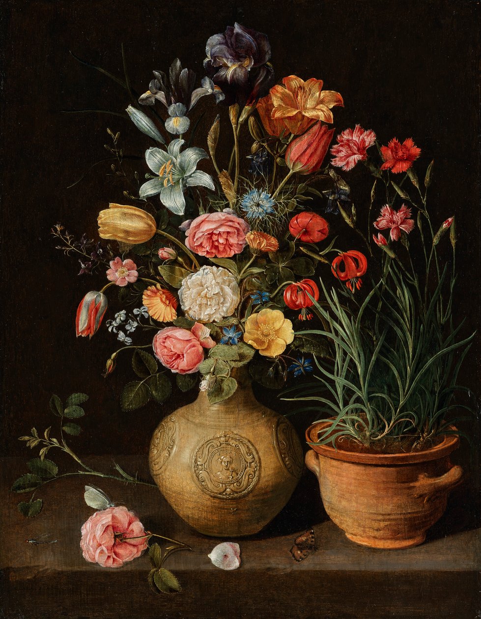 Stilleven met rozen, lelies, een iris en andere bloemen in een aardewerken vaas, met een pot anjers en een vlinder op een richel door Clara Peeters