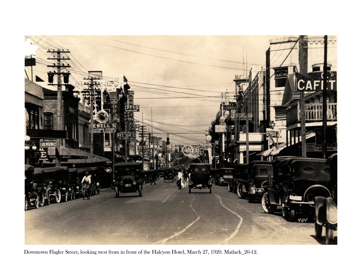 Flagler Street, kijkend naar het westen vanaf de voorkant van het Halcyon Hotel, 27 maart 1920 door Claude C. Matlack