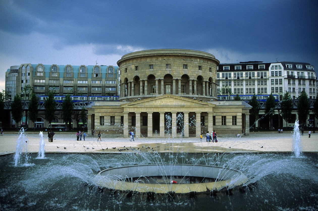 Architectuur: uitzicht op de Rotonde de la Villette (Rotonde Ledoux) (1784-1789) gemaakt door architect Claude Nicolas Ledoux (1736-1806). Parijs, Place Stalingrad door Claude Nicolas Ledoux