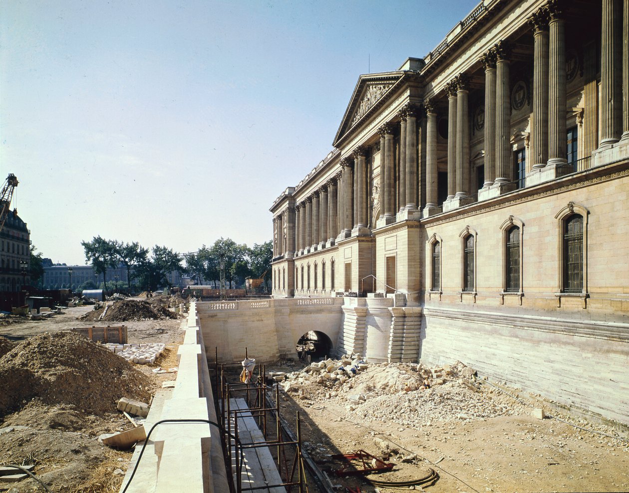 De colonnade van het Louvre gefotografeerd tijdens restauratie, 8 september 1966 door Claude Perrault