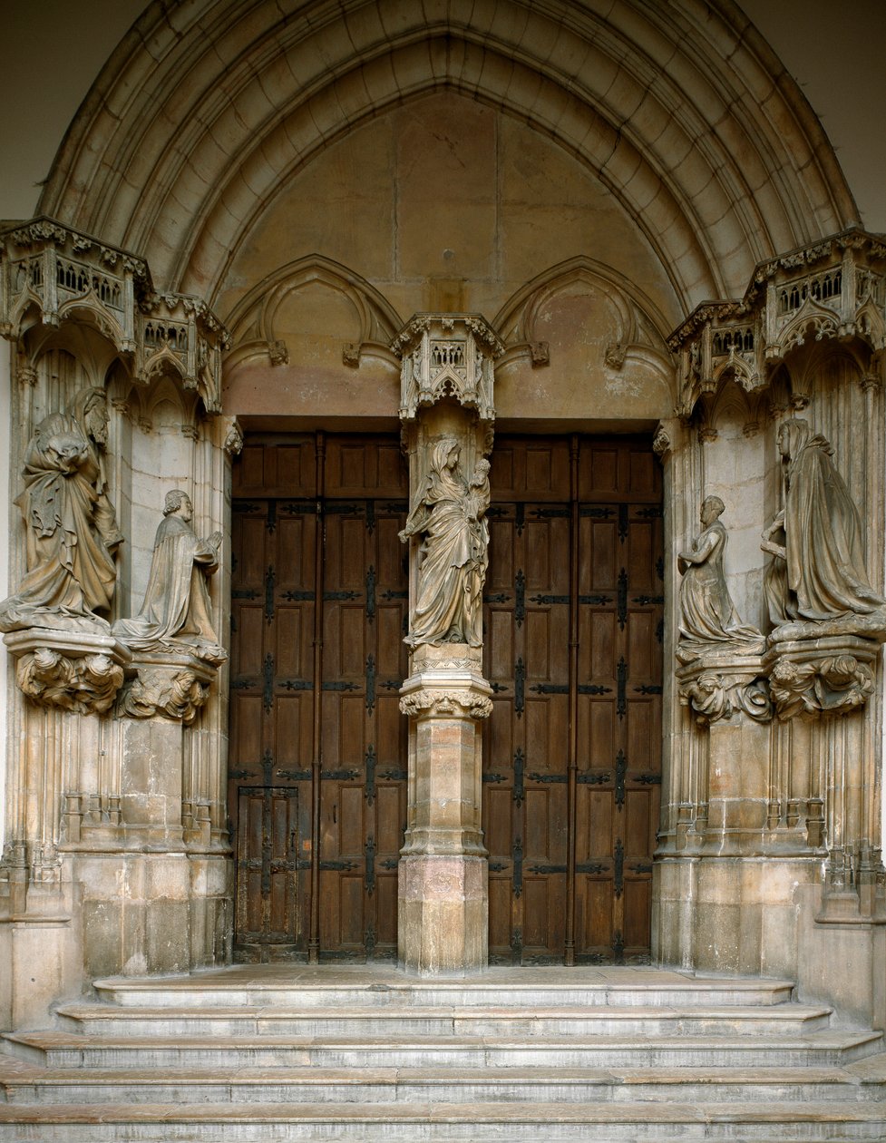 Zicht op het portaal van de Chartreuse van Champmol. Het is versierd met vijf sculpturen gemaakt door Claus Sluter (circa 1350-1405): de Maagd, de Hertog en Hertogin van Bourgondië, Sint Jan de Doper en Sint Margaretha. 1386-1401. Dijon (Gouden Kust) door Claus Sluter
