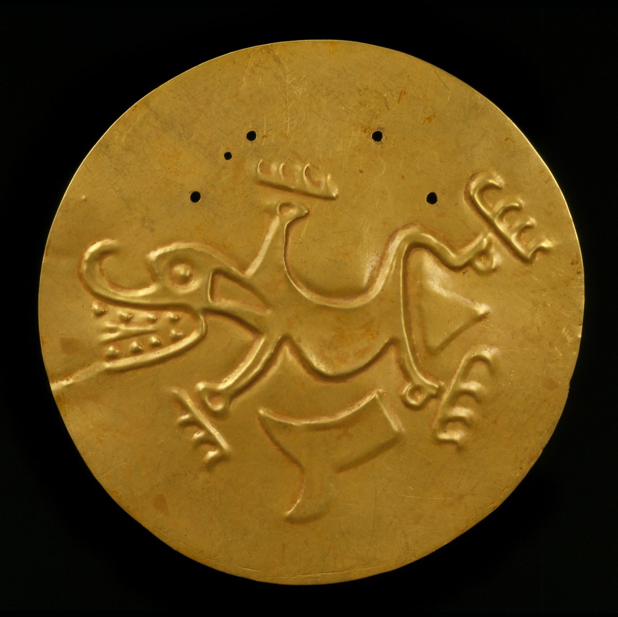 Schijfpectoraal met krokodil, 300-1550 AD door Coclé Gran