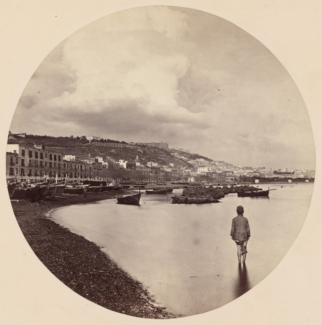 De Chiaia en St. Elmo vanaf de Mergellina, Napels,c. 1863 (foto) door Colonel Stuart Wortley