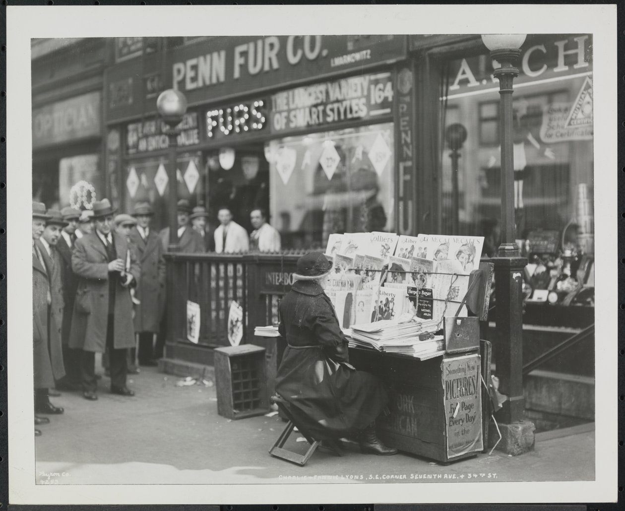 Blinde krantenverkoper, Fannie Lyons, bij haar stand op de zuidoostelijke hoek van 7th Avenue & 34th Street door Company Byron