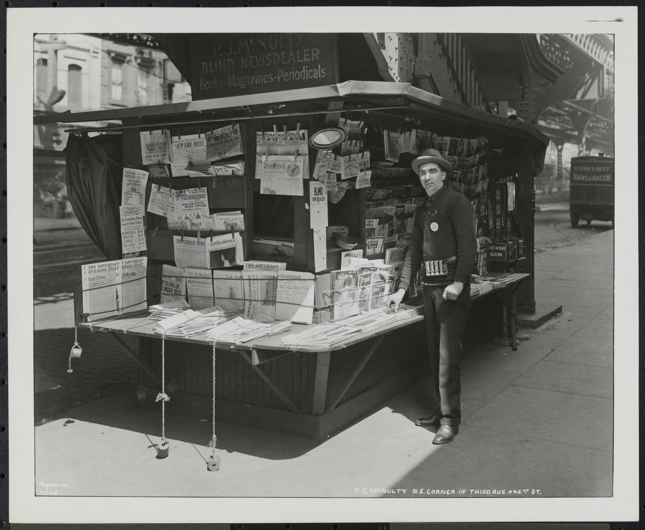 Blinde krantenverkoper, P.J. McNulty bij zijn stand op de noordoostelijke hoek van 3rd Avenue & 42nd Street door Company Byron