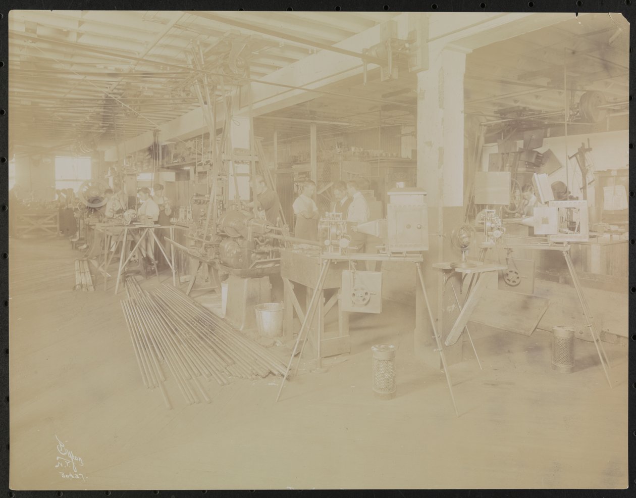 Dressler & Co. film laboratorium met mensen aan het werk, New York door Company Byron