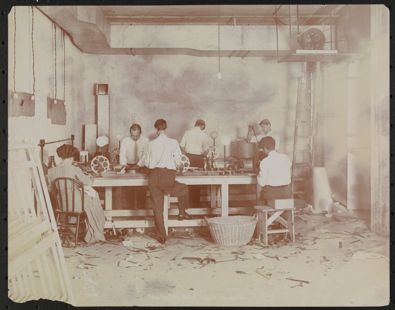 Filmlaboratoria bij Carlton Motion Picture Co. met vijf mannen en een vrouw die met film werken, splicen enz., New York door Company Byron