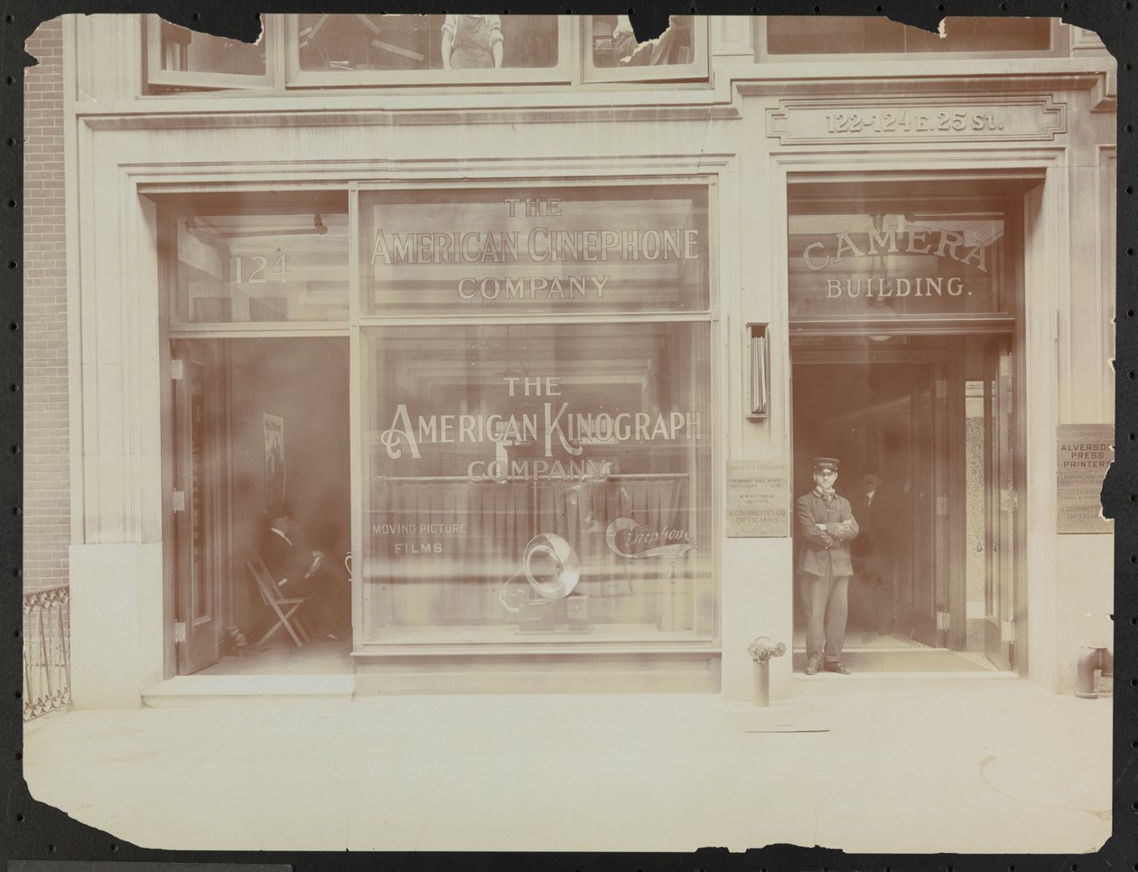 Eerste verdieping gevel van 122-124 E. 25th Street, het Camera Building, American Cinephone Company en portier, New York door Company Byron