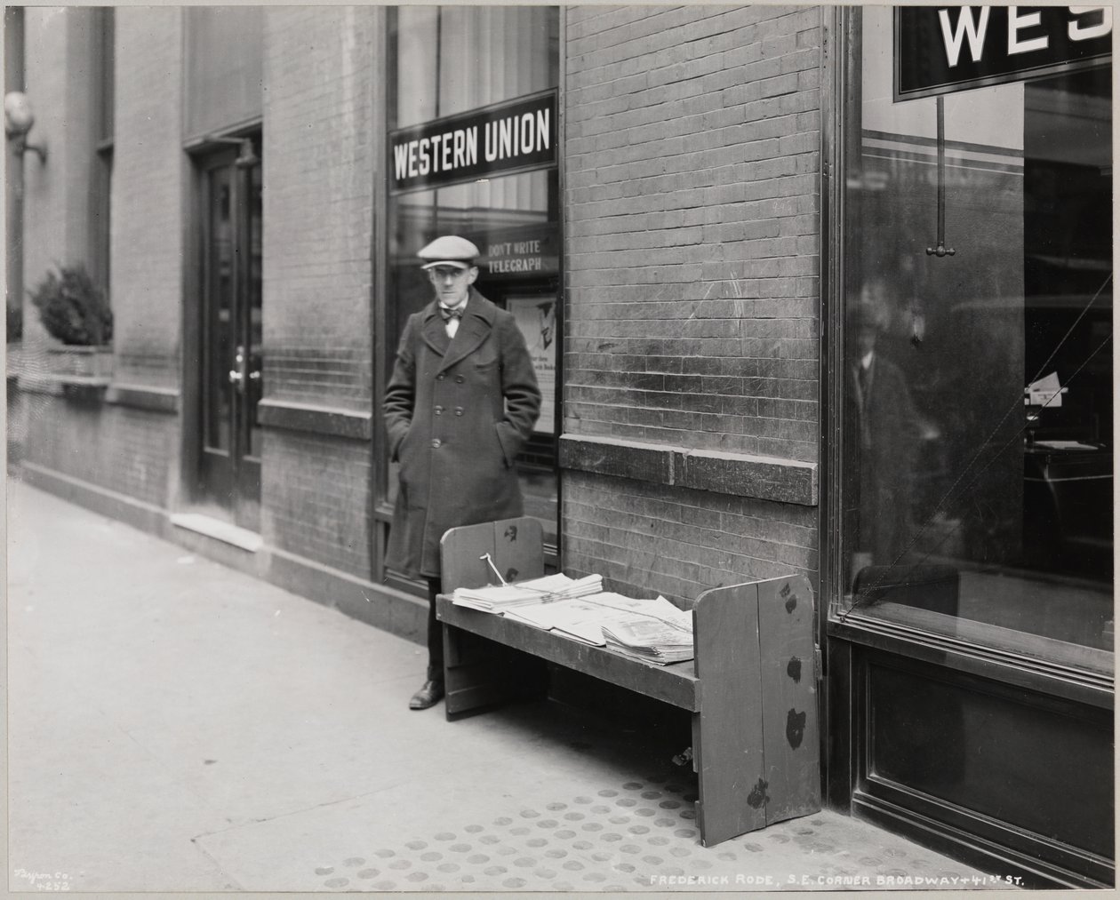 De blinde krantenverkoper, Frederick Rode en de zuidoostelijke hoek van Broadway & 41st St. door Company Byron
