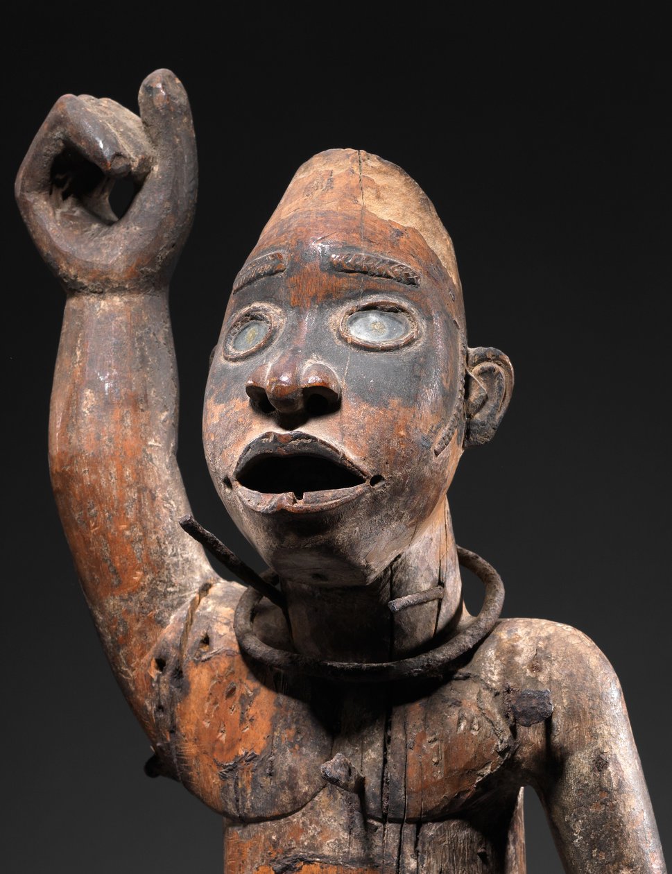 Nkisi (hout, ijzer en glas) door Congolese