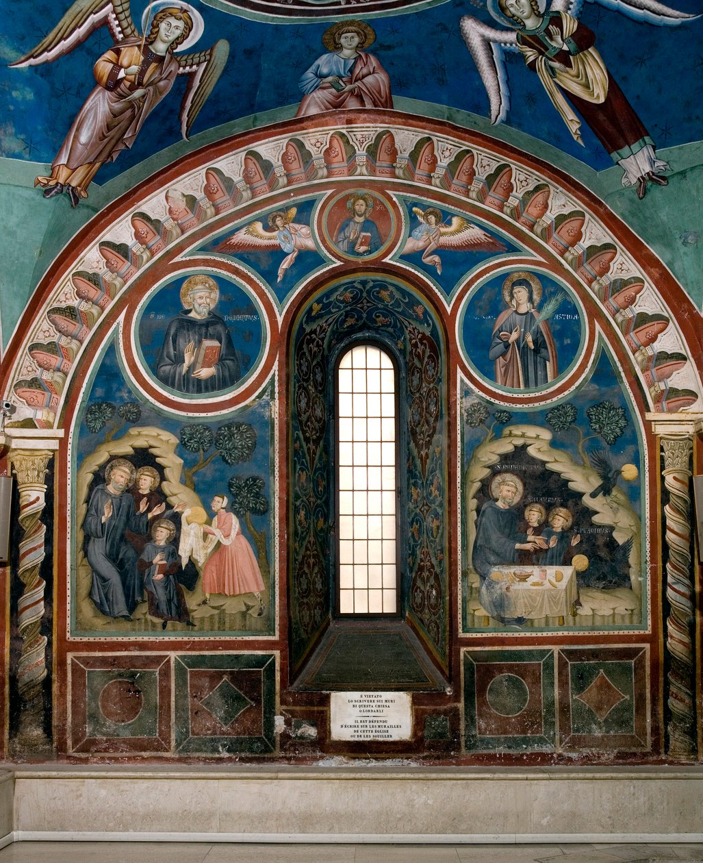 Verschillende episodes uit het leven van Sint Benedictus van Nursia: links reikt een vrouw een stuk vergiftigd brood aan Sint Benedictus, rechts neemt een raaf het brood en redt Sint Benedictus. Fresco door Meester Consolo, Onderkerk Klooster door Consolo 