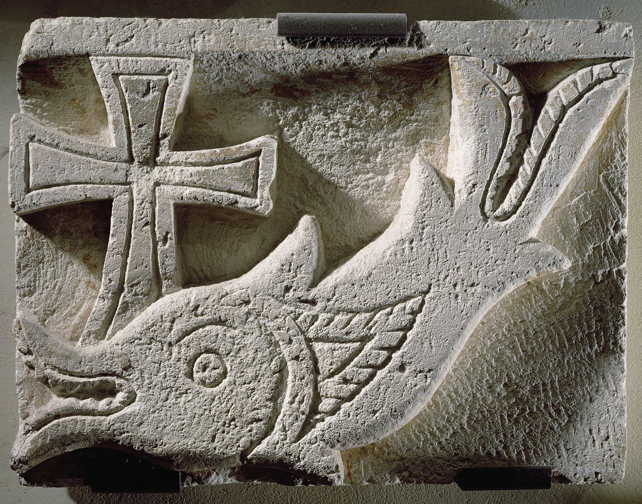 Reliëf met een vis en een kruis, uit de begraafplaats van Ermant, 4e-5e eeuw door Coptic