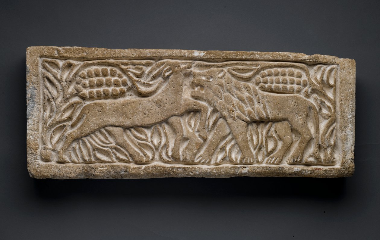 Leeuw die een antilope aanvalt, uit Egypte door Coptic Coptic