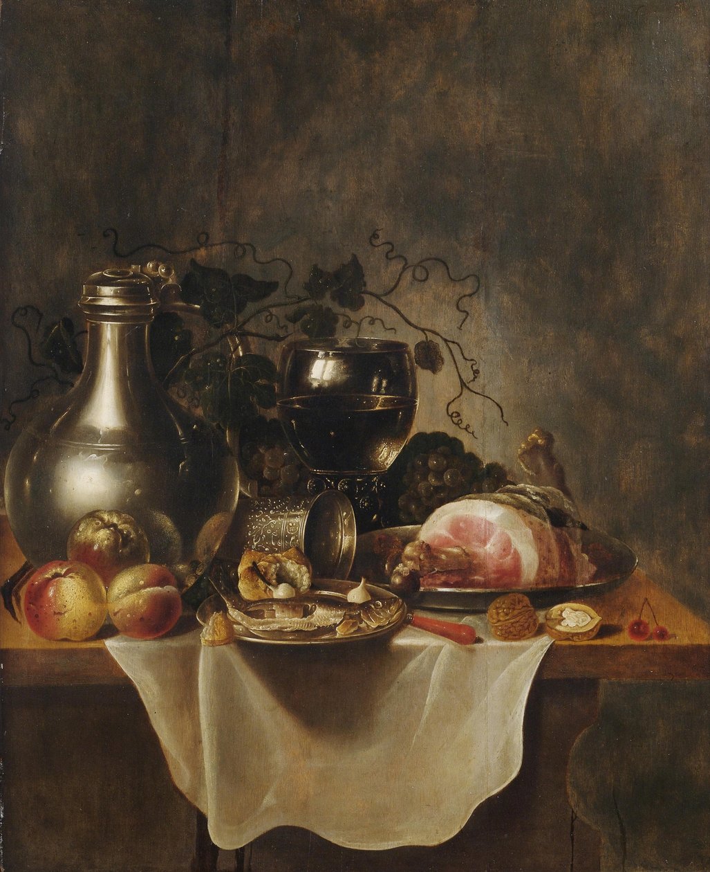 Stilleven met tinnen kan, roemerbeker en ham door Cornelis Cruys