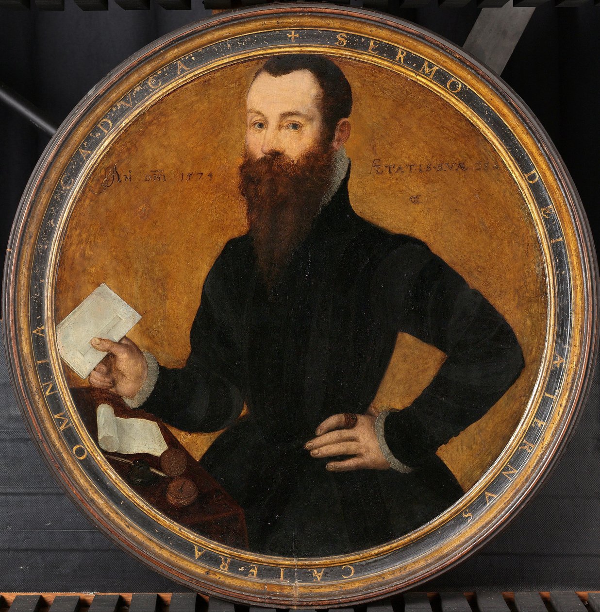 Portret van Adam Wachendorff, met een putto die bellen blaast door Cornelis Ketel