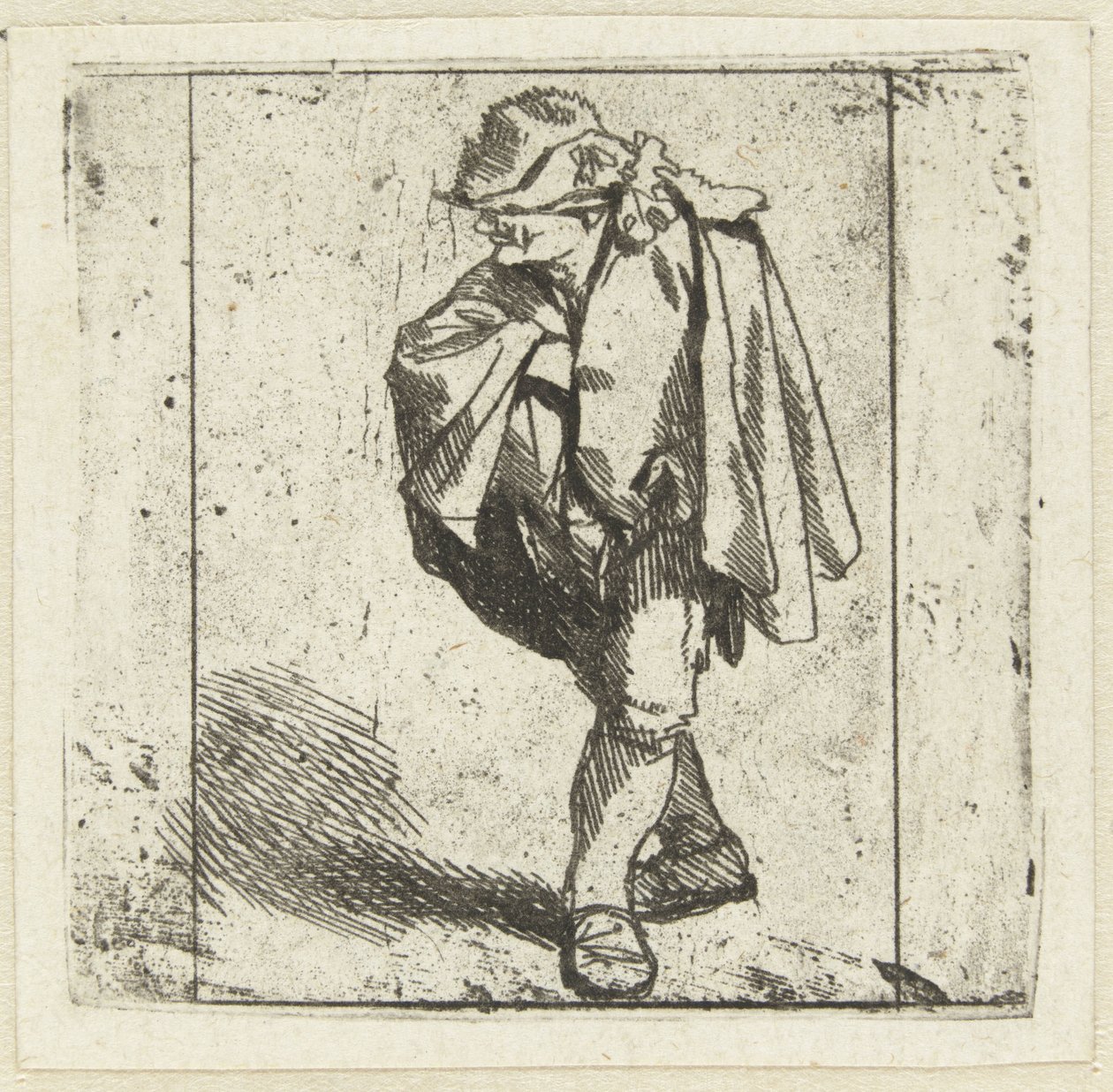 Staande man met de rechterhand op de borst in zijn mantel gestoken door Cornelis Pietersz. Bega