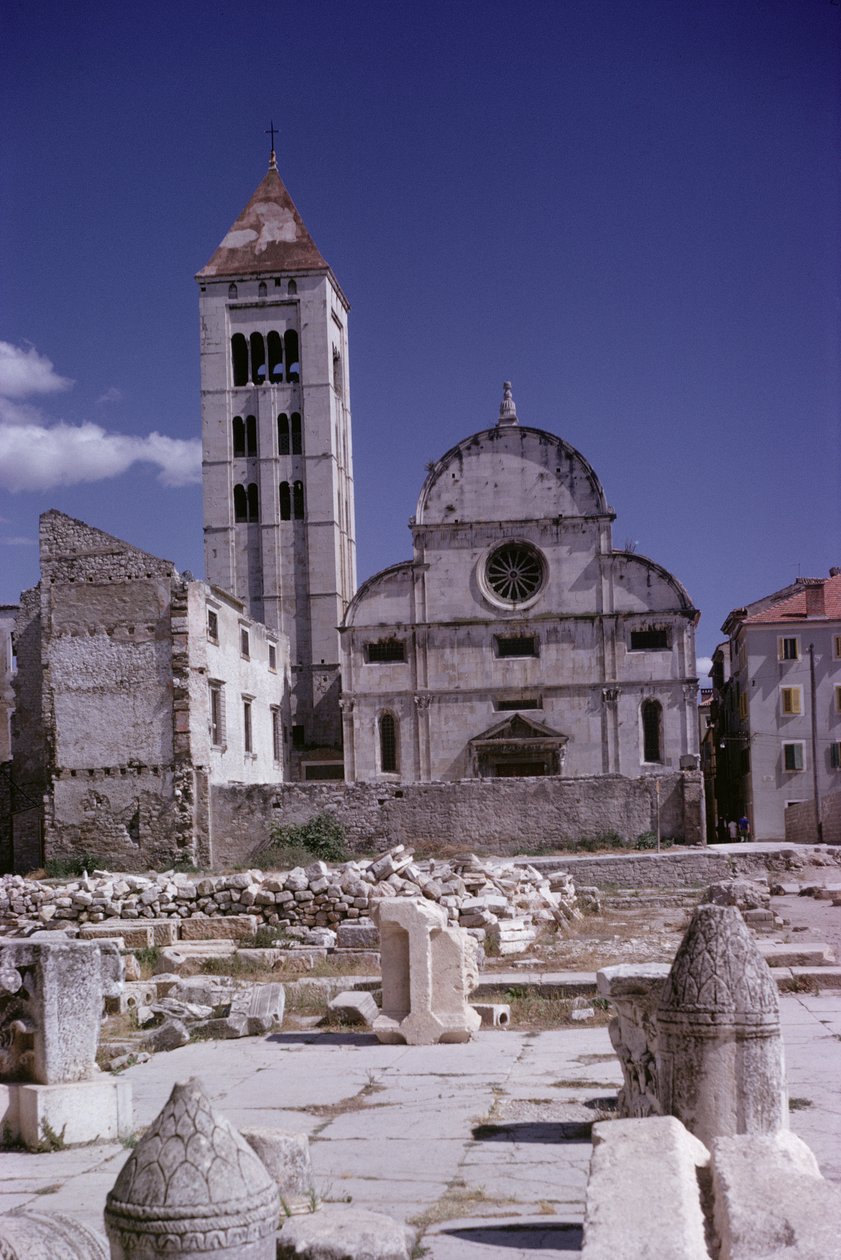 Gevel van de kerk, gebouwd in 1091 door Croatian School