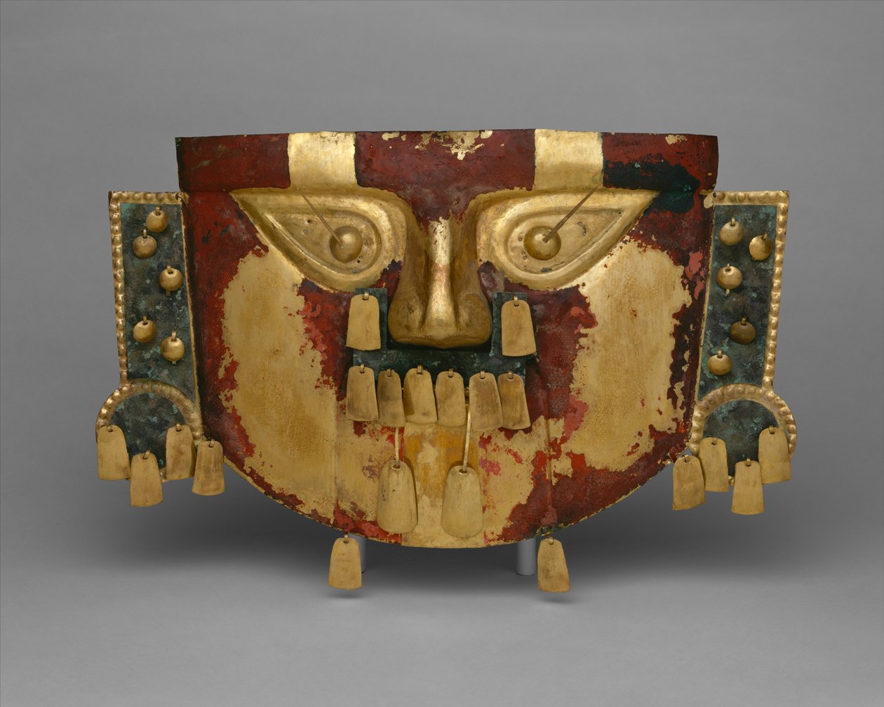 Peruaans begrafenismasker, 900-1100 AD (goud, zilver-koper overlays, cinnaber) door Culture Sicán