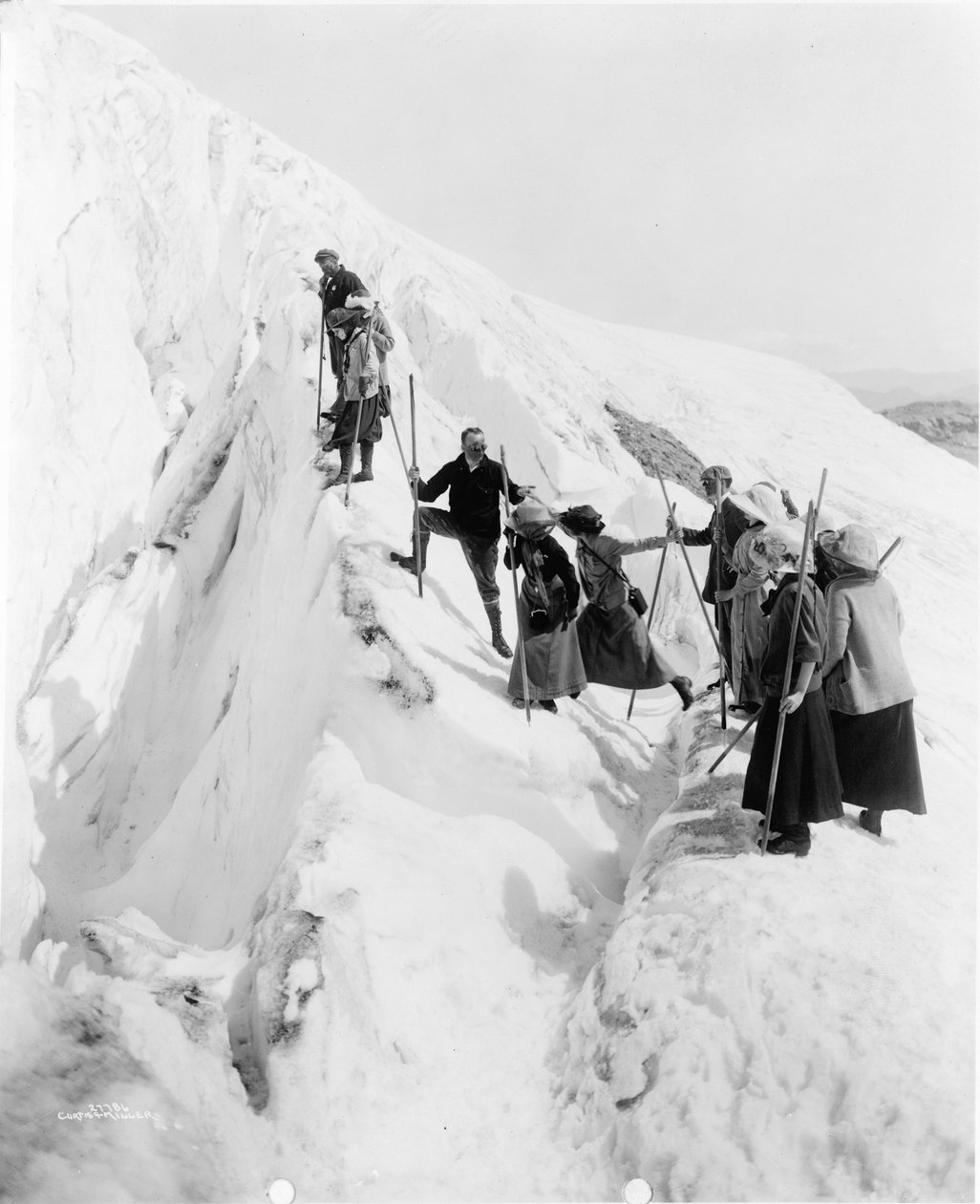Groep mannen en vrouwen die de Paradisegletsjer beklimmen in Mount Rainier National Park, Washington door Curtis & Miller