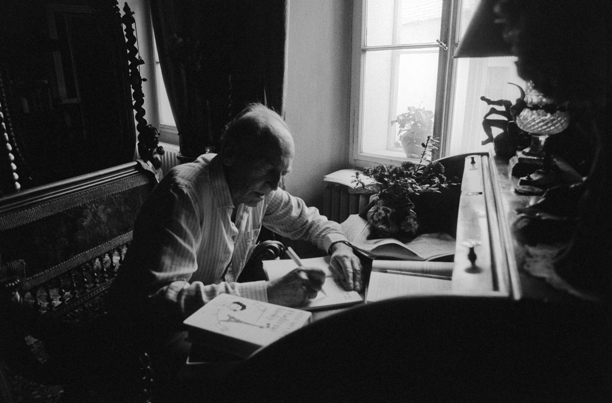 Jiri Mucha zittend aan zijn bureau in zijn huis in Hradcany, Praag door Czech Photographer