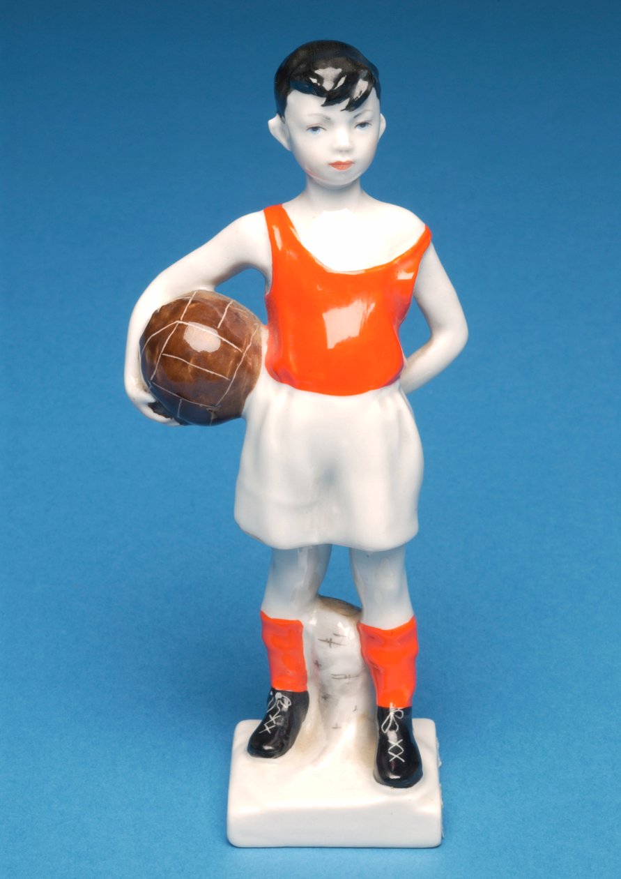 Deense jongen met een voetbal (keramiek) door Danish School