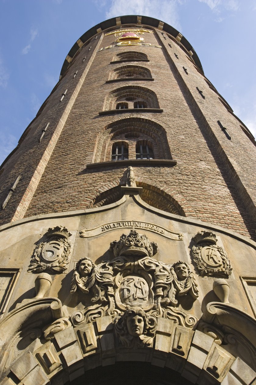 Buitenaanzicht van de toren, voltooid in 1643 door Danish School
