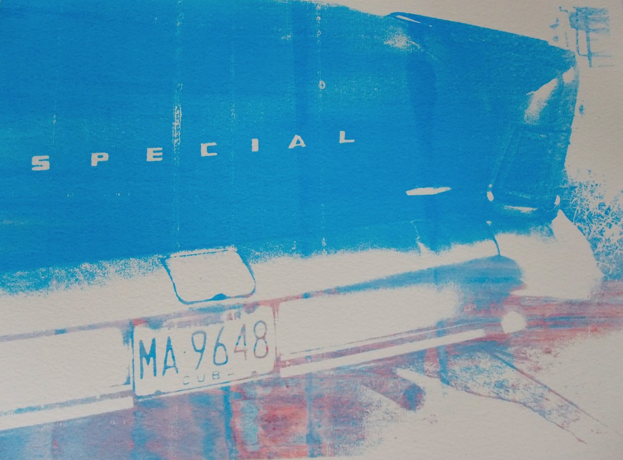Blauwe auto door David Studwell