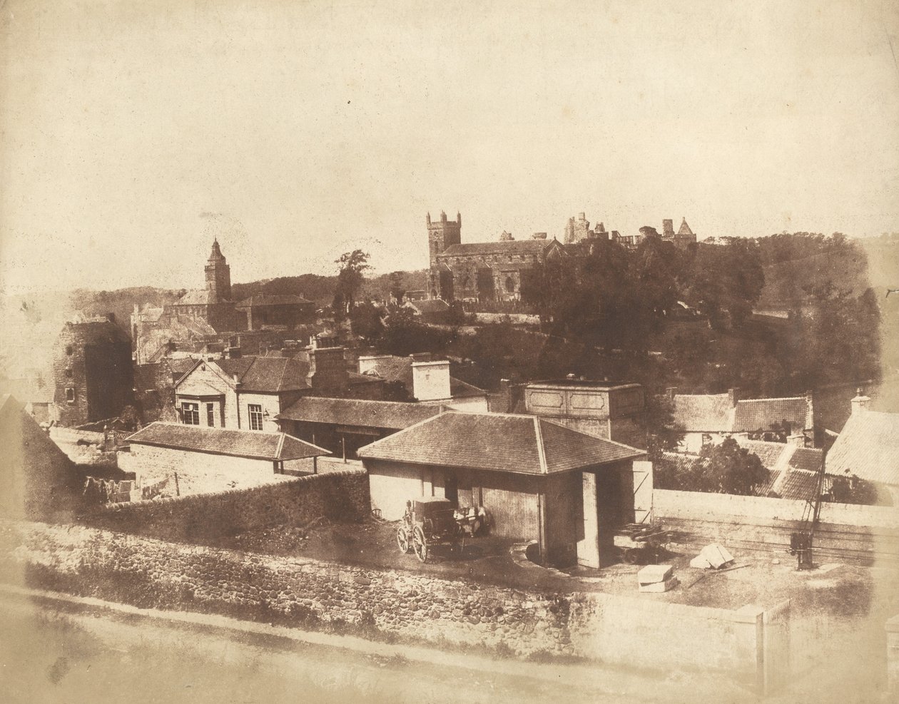 Linlithgow, vanaf het treinstation, met het stadhuis, St. Michael