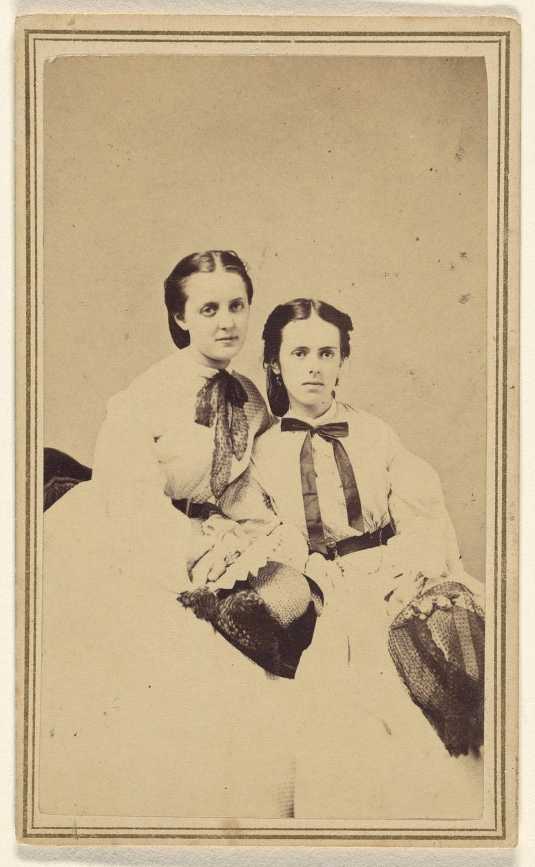 [Twee ongeïdentificeerde jonge vrouwen, zittend]. door David R.H. Hoag and Quick