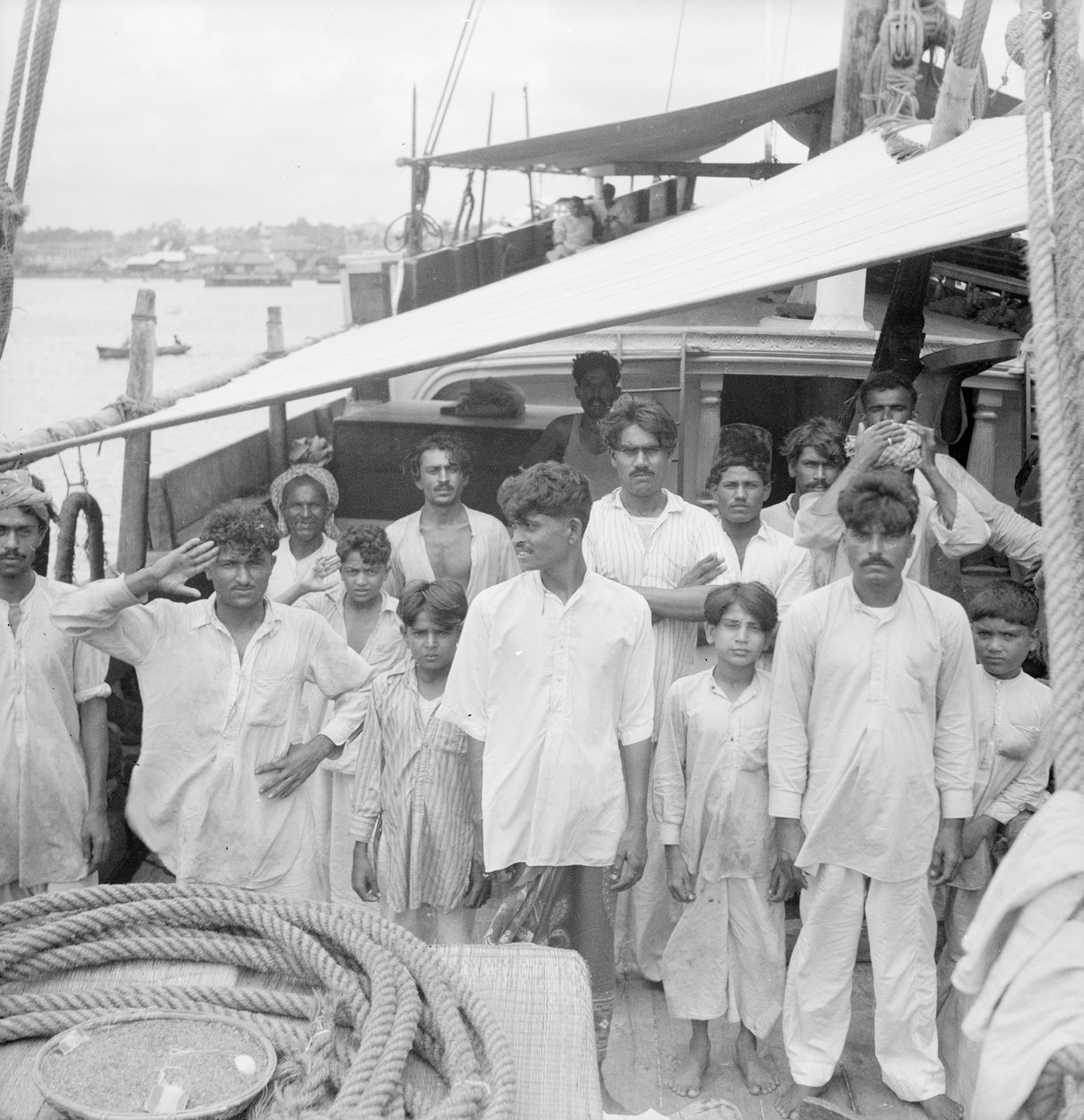 De kapitein en bemanning aan boord van de Indiase kotia type dhow Karimi (fl.1938) voor anker in Colombo, Ceylon door David Watkin Waters