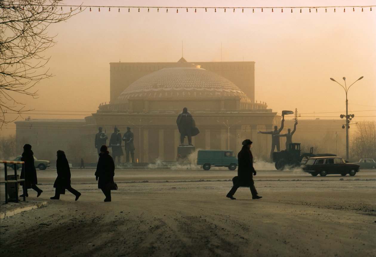 Een standbeeld van Vladimir Lenin bewaakt het Novosibirsk Theater. Novosibirsk, Rusland. door Dean Conger