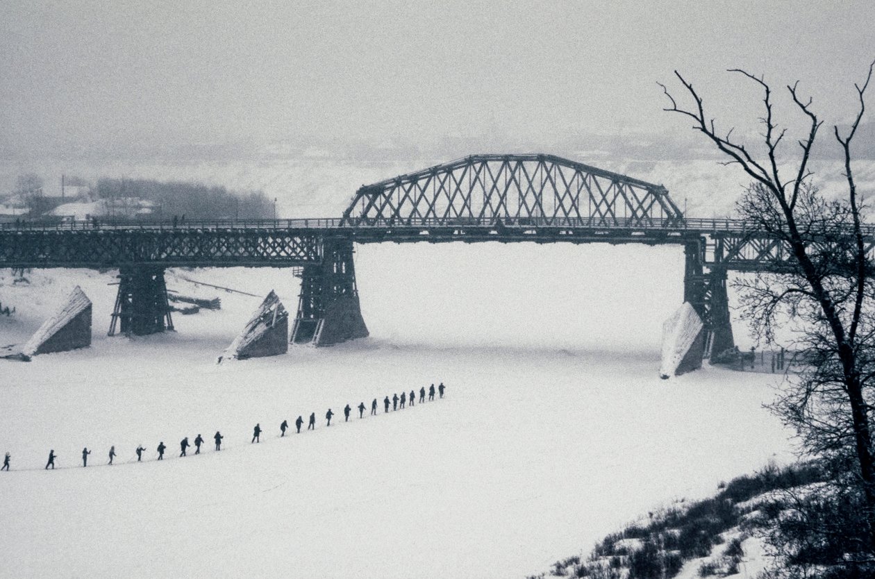 Novosibirsk, Ob-rivier, Siberië, USSR, Studenten steken te voet de bevroren Ob-rivier over in de sneeuw, winter 1976 (foto) door Dean Conger