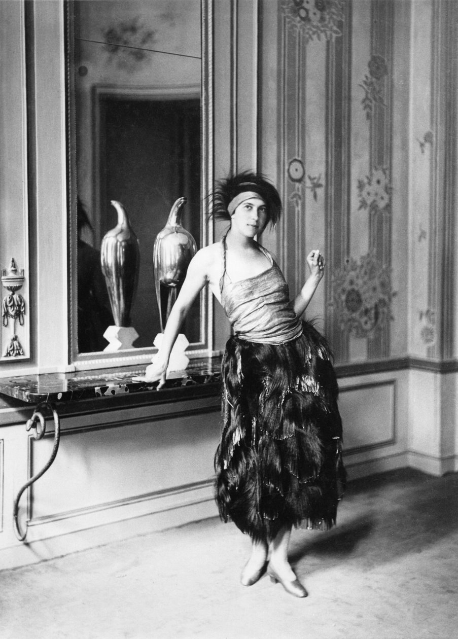 Madame Poiret in een jurk van Paul Poiret, 1919 door Delphi Studio