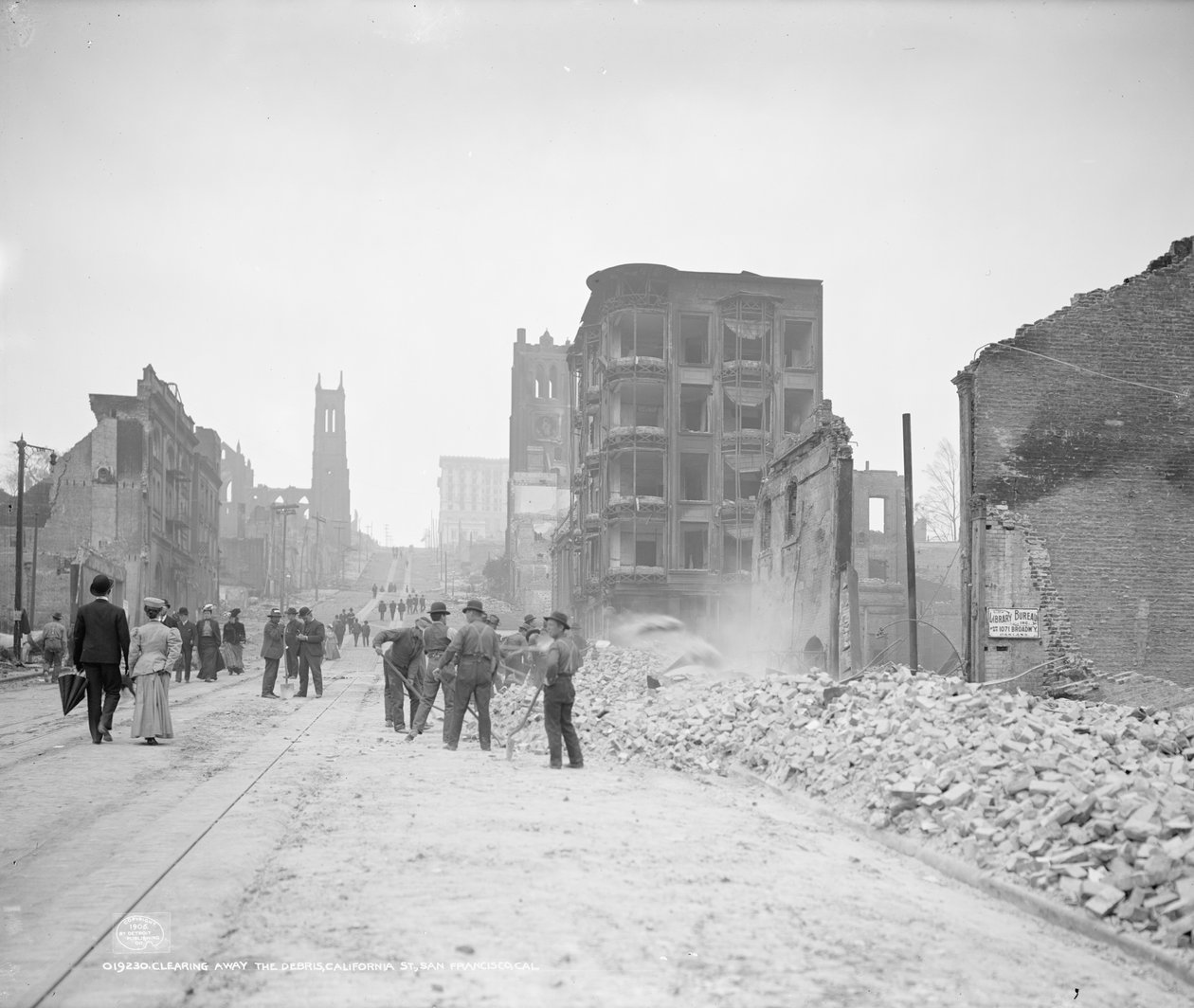 Het puin opruimen in California Street, San Francisco door Detroit Publishing Co.