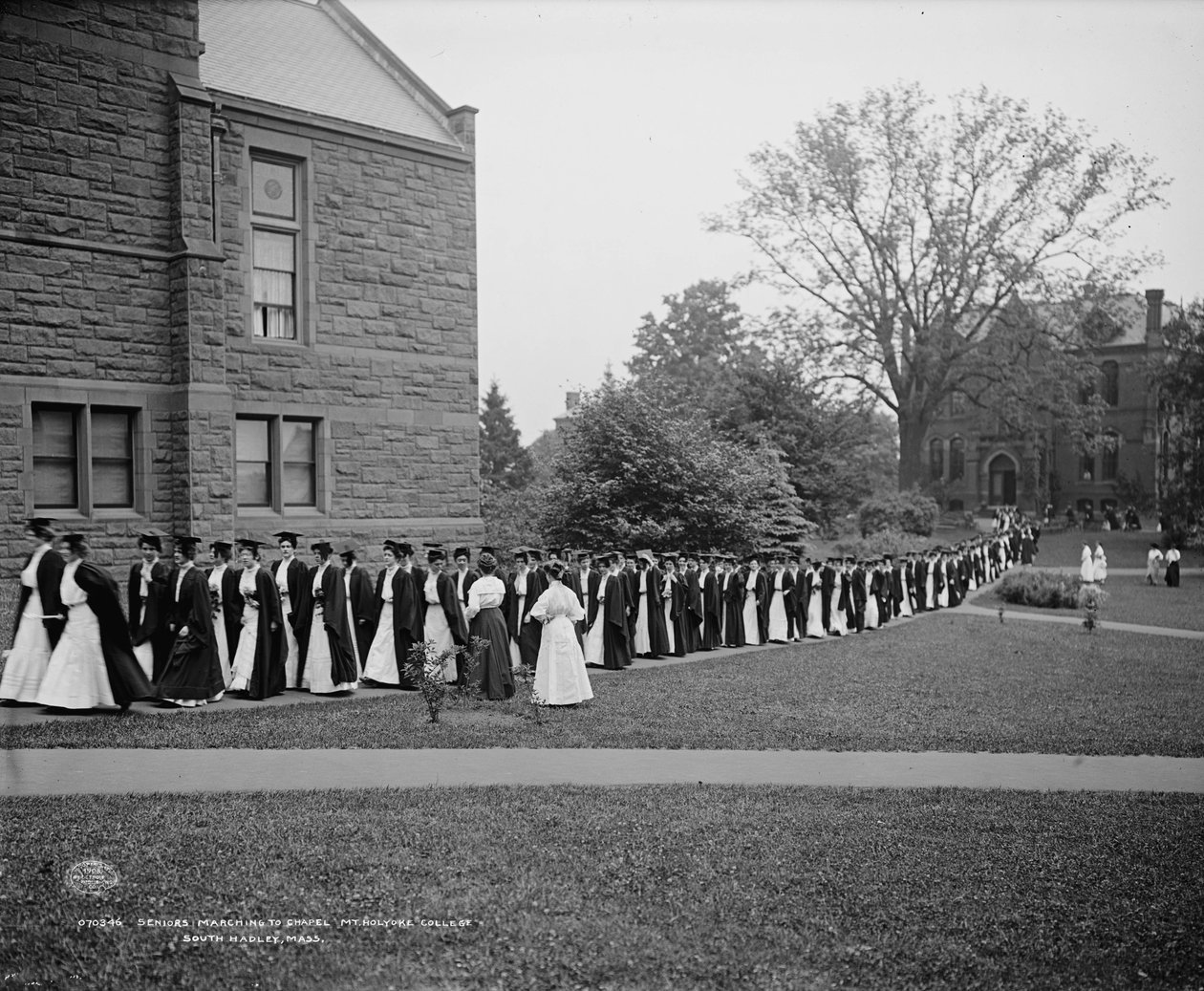 Senioren marcheren naar de kapel, Mt. Holyoke College, South Hadley, Massachusetts door Detroit Publishing Co.