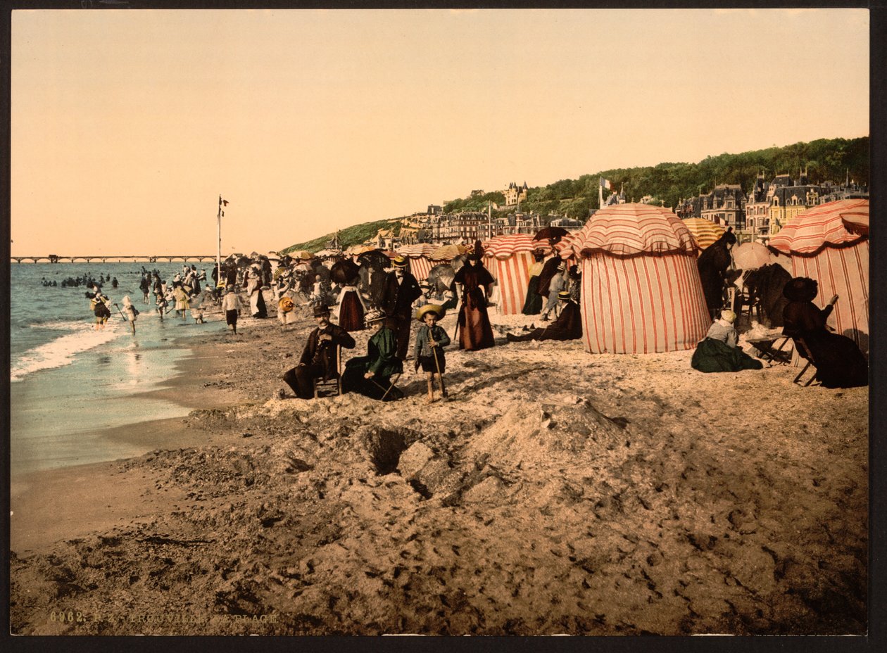 Het Strand tijdens het Baden, Trouville-sur-Mer, Frankrijk door Detroit Publishing Co.