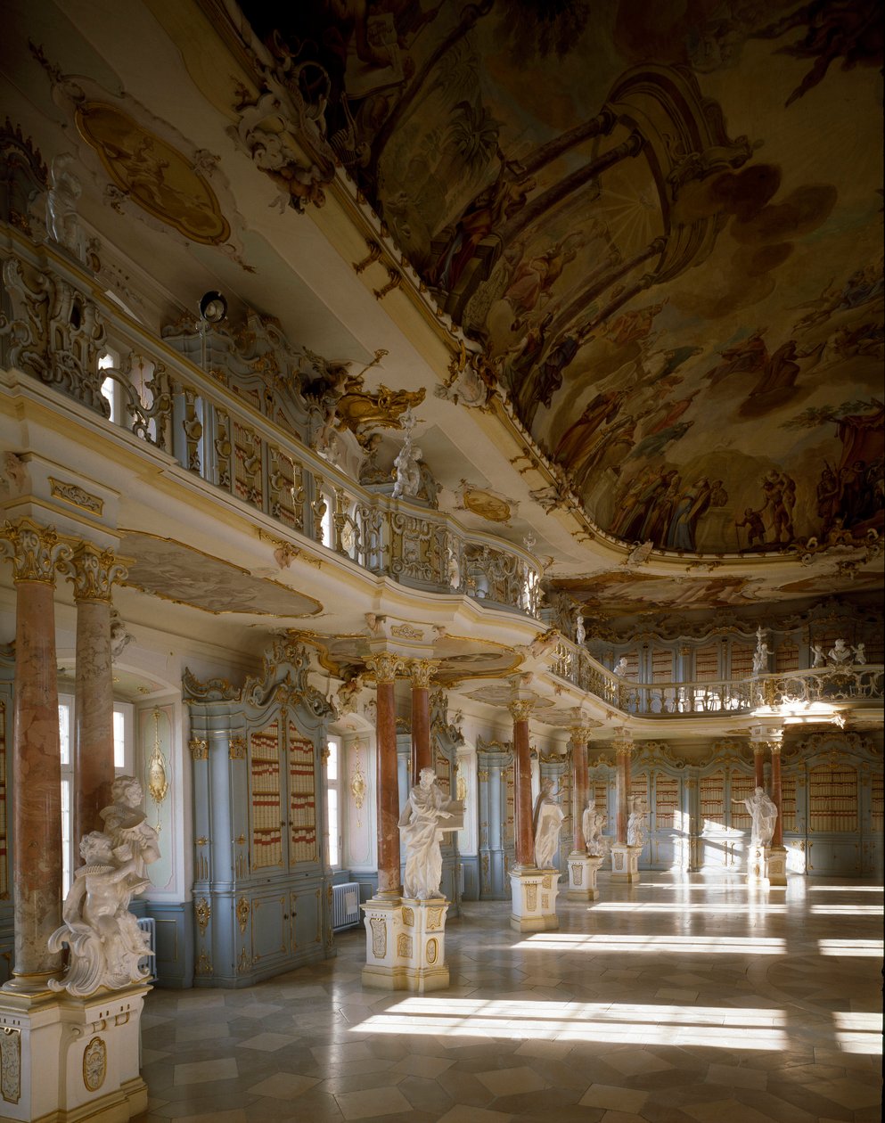 Uitzicht op de bibliotheekzaal van het Schussenried klooster gerealiseerd door de architect Domenikus Zimmermann (1685-1766) 18e eeuw Schussenried, Duitsland door Dominikus Zimmermann