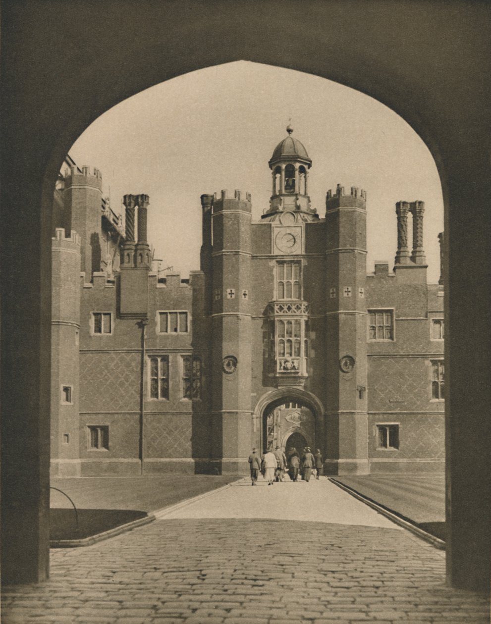 Base Court, de eerste binnenplaats van Wolseys paleis, c1935 door Donald McLeish