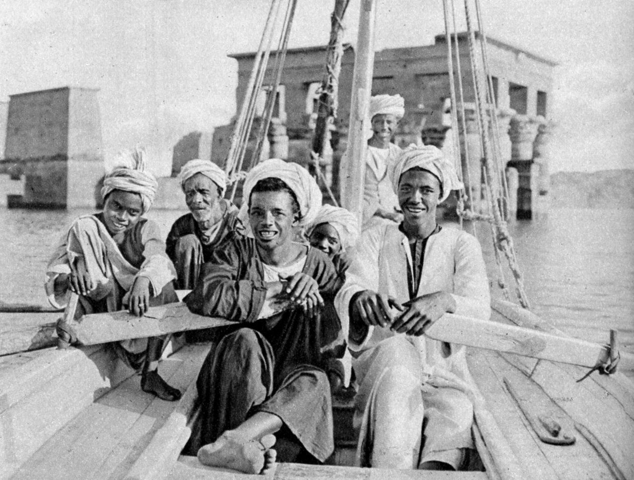 Berberse bootmannen, overstroomd eiland Philae, Egypte door Donald McLeish