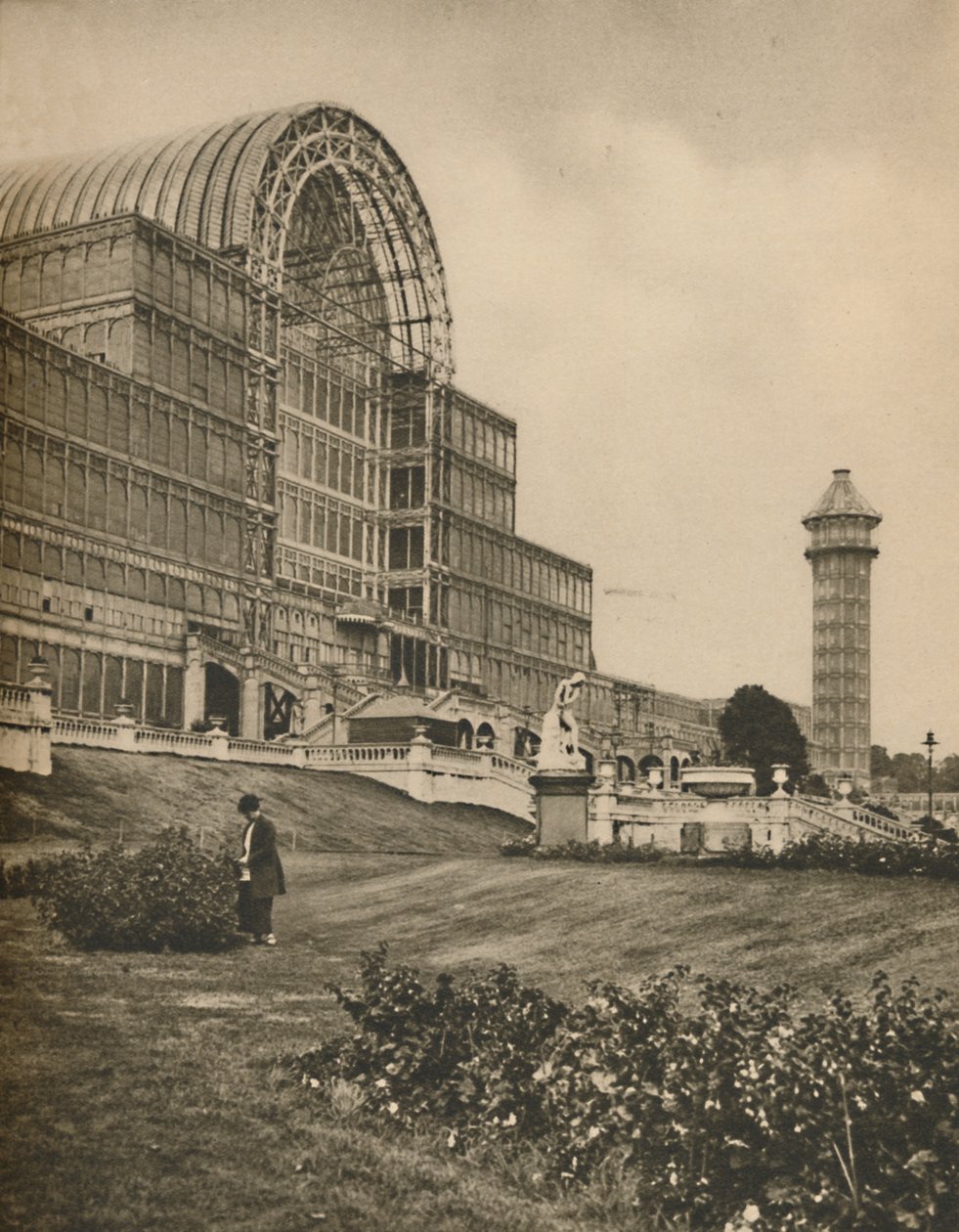 Glas en Balken van het Crystal Palace in Sydenham, c1935 door Donald McLeish