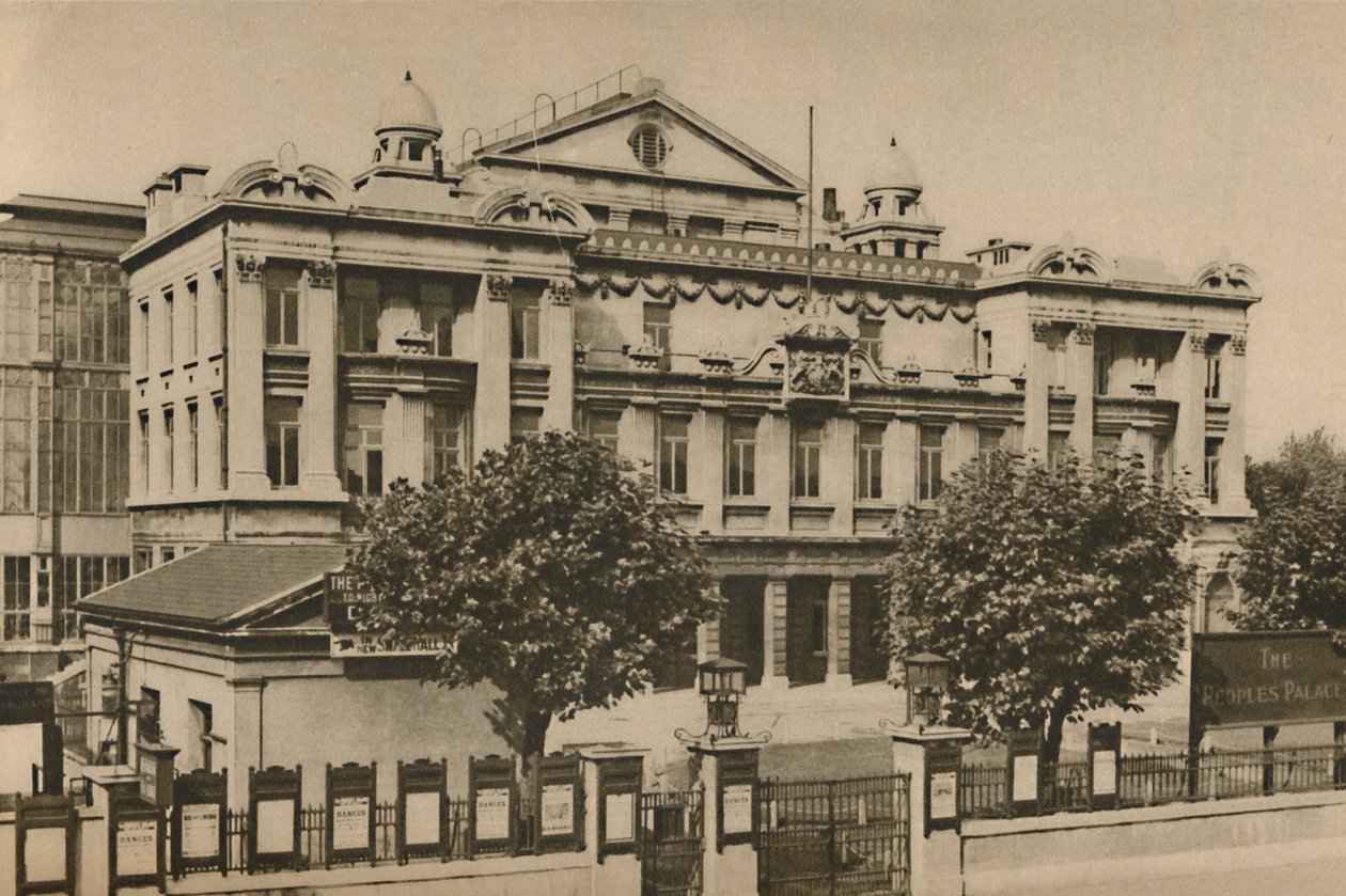 Buiten het Peoples Palace in de Mile End Road, c1935 door Donald McLeish