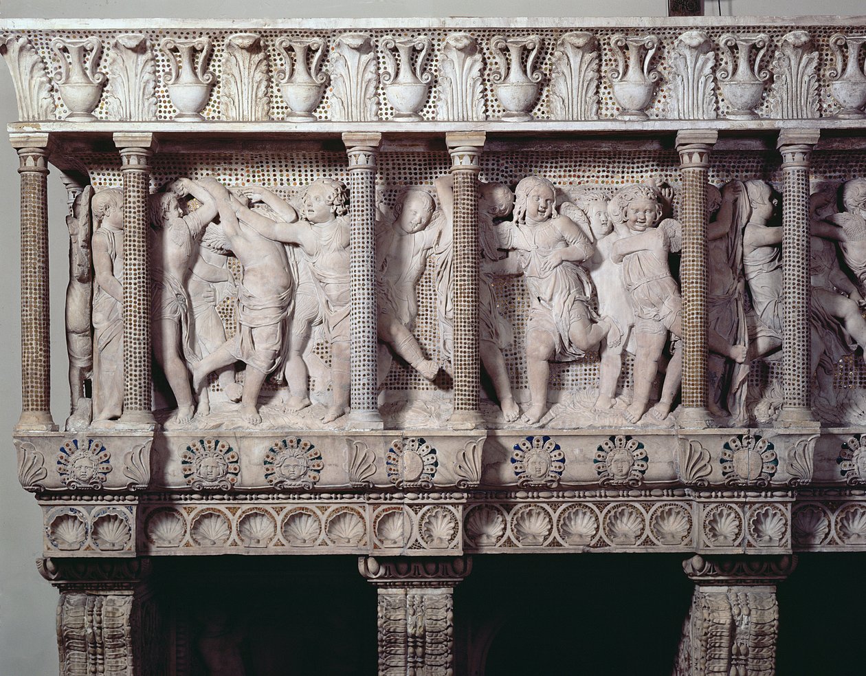 Detail van de Cantoria, ca. 1433-39 (marmer) door Donatello
