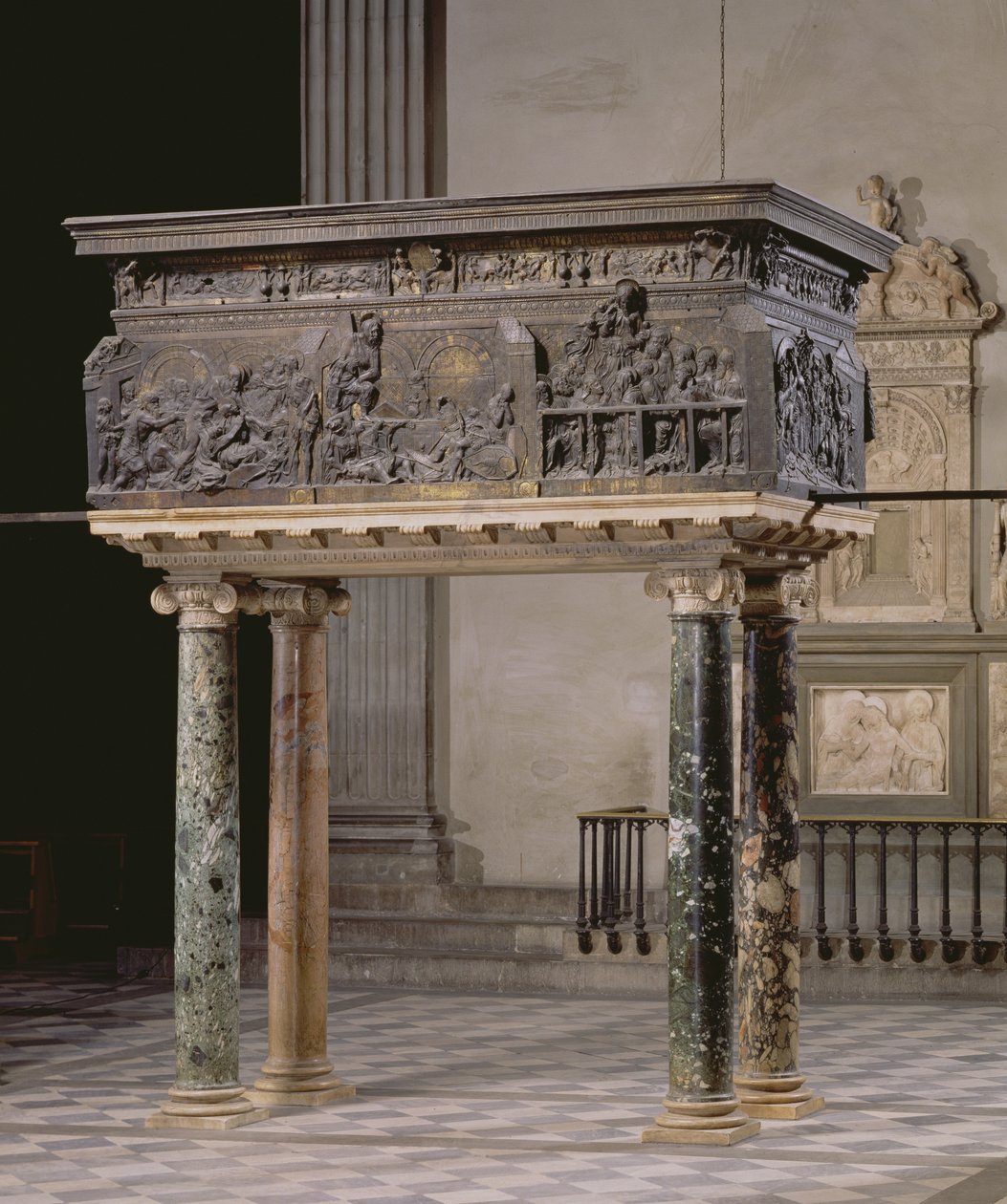 Preekstoel vanaf de zuidkant van het schip, 1460 (brons) door Donatello