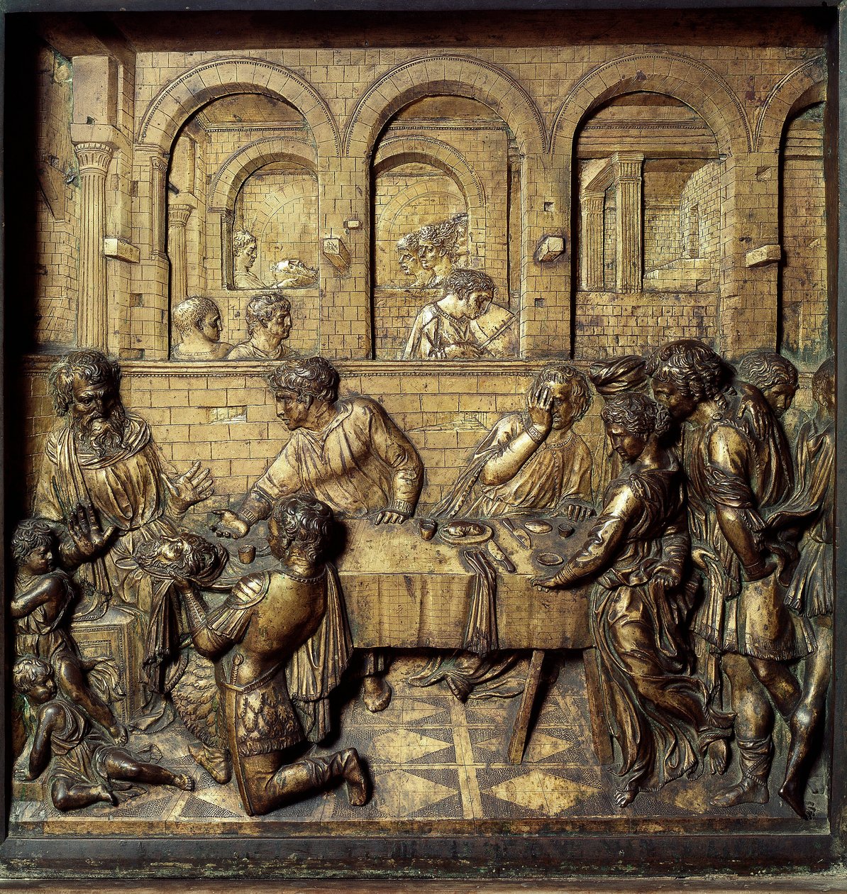Het banket van Herodes Antipas II (21 v.Chr.-39 n.Chr.). Detail van het onderste reliëf van het doopvont gemaakt door Donato di Niccolò di Betto Bardi genaamd Donatello (1386-1466) door Donatello