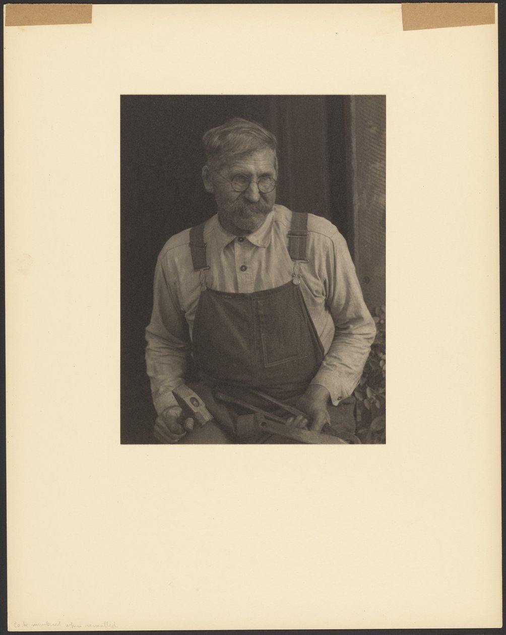[James Duff, A Fiddler, Hazard, Kentucky, Holding Tools]. door Doris Ulmann