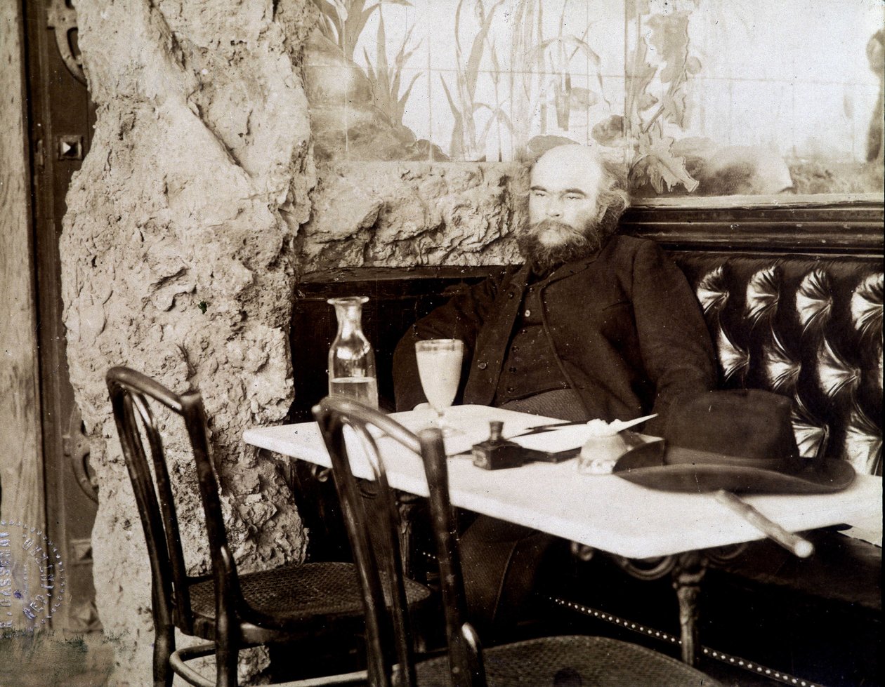 Verlaine in een bistro drinkend absint door Dornac