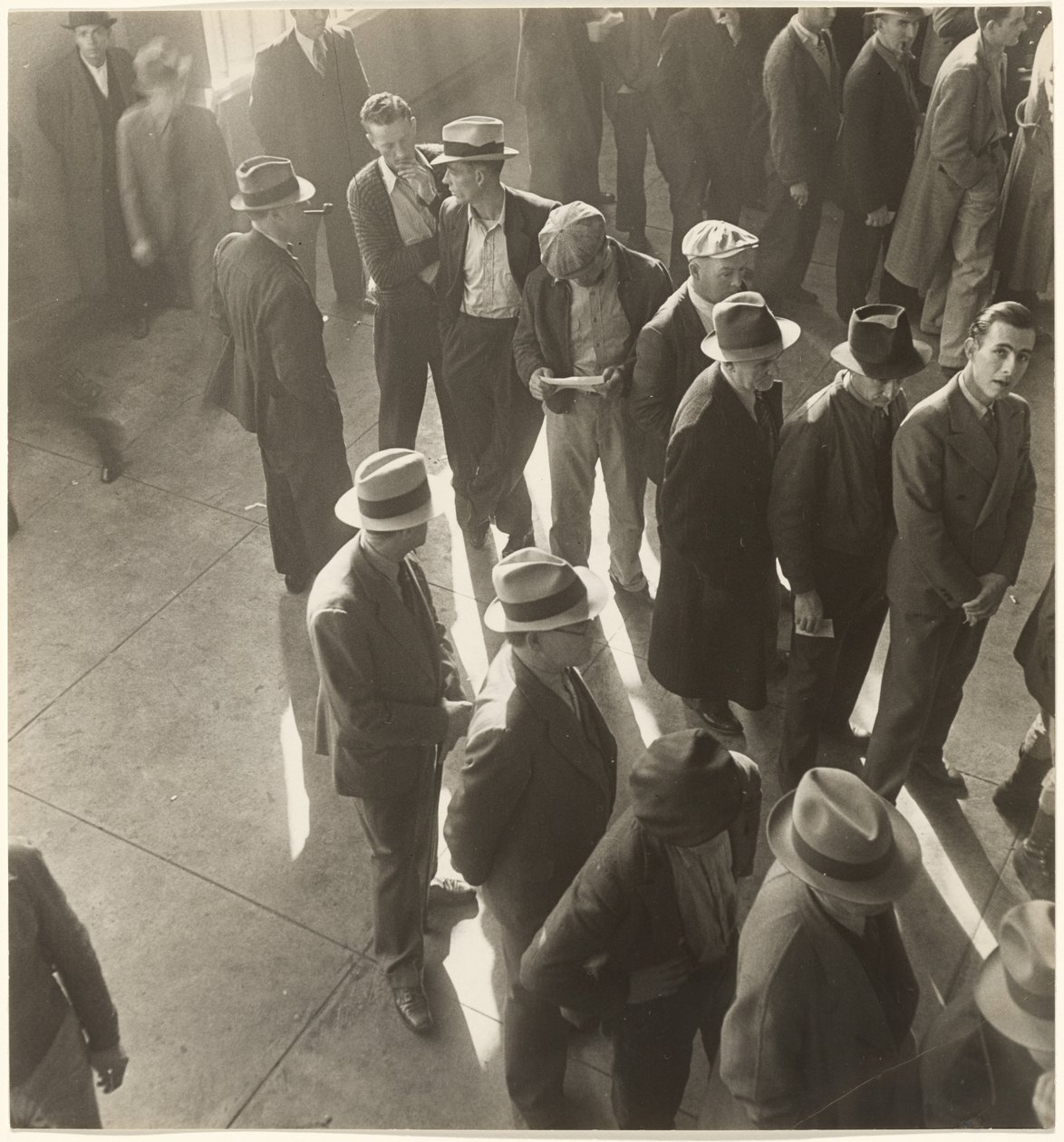 [Eerste dagen werkloosheidsuitkering in Californië: Wachten om een aanvraag in te dienen]. door Dorothea Lange