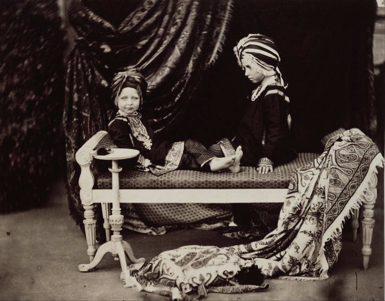 Prins Arthur en Prins Alfred in het Kostuum van Sikh Prinsen, Osborne door Dr Ernst Becker