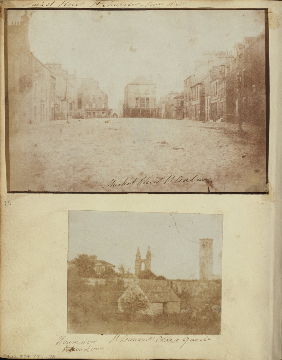 Market Street St. Andrews met de oude tolbooth, kijkend naar het westen door Dr. John Adamson