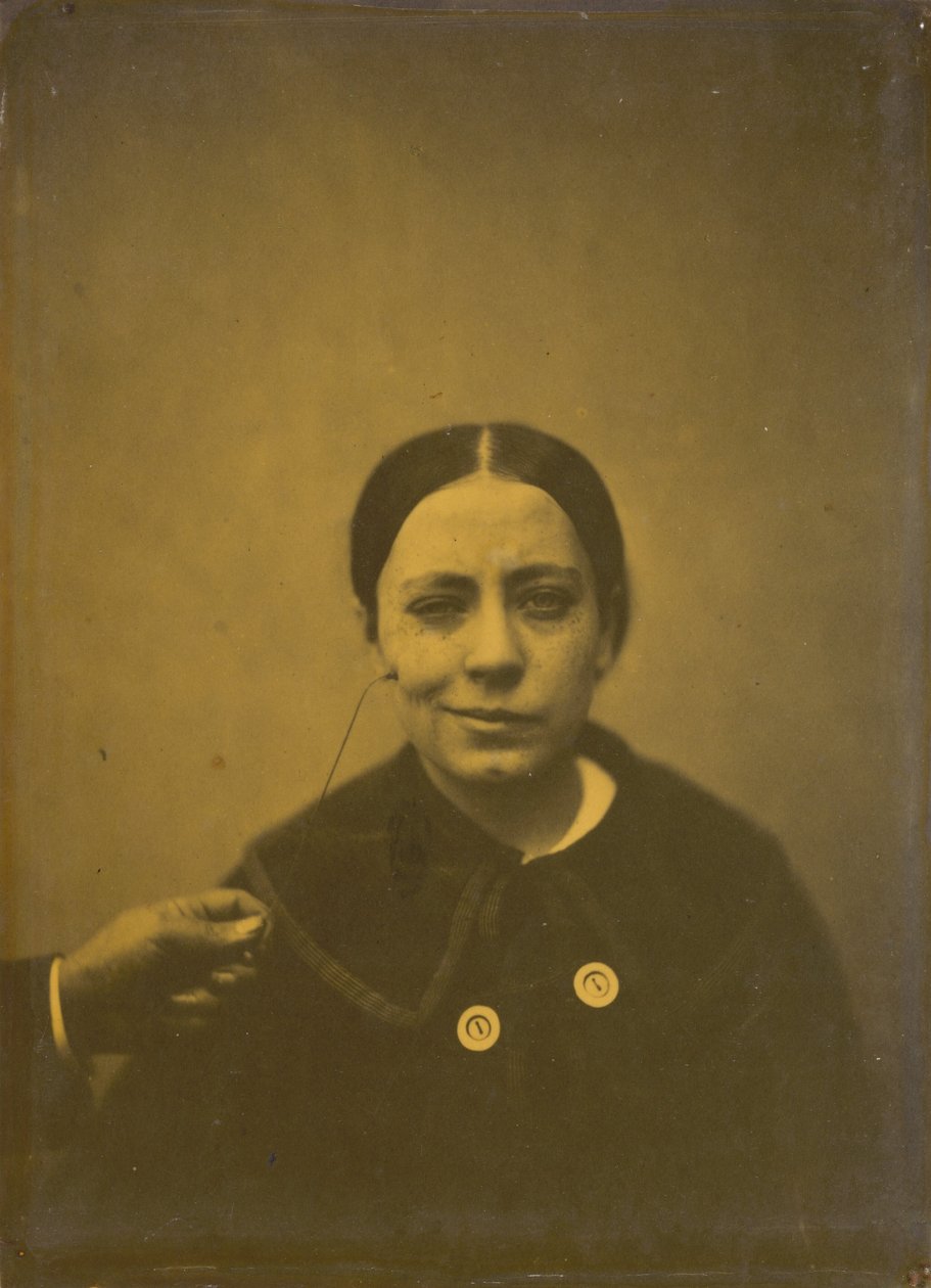 Lichte verlaging van de mondhoek door depressie links, Valse lach rechts, 1854-185 door Duchenne de Boulogne